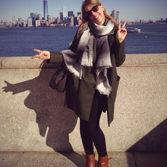 Meet your Posher, Emily - Picture 4 of 5